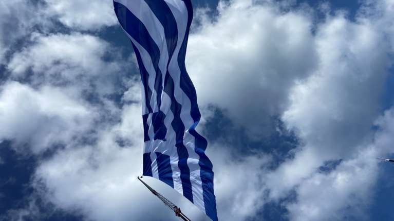 28η Οκτωβρίου: Στον ουρανό του Ηρακλείου σηκώθηκε ελληνική σημαία 1,5 στρέμμα [εικόνες - βίντεο]