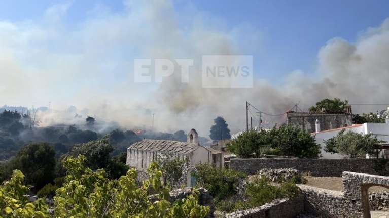 Πυρκαγιά στα Κύθηρα – Στον οικισμό Αρωνιάδικα κατευθύνονται οι φλόγες - Μήνυμα 112 για εκκένωση