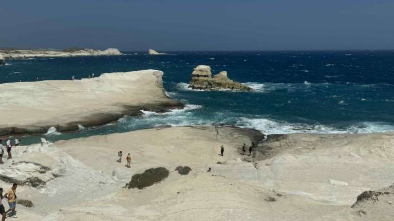 Tραγωδία στη Μήλο με ζευγάρι τουριστών: &quot;Να επιβληθούν μέτρα και σήμανση στις παραλίες&quot; όταν υπάρχουν φαινόμενα