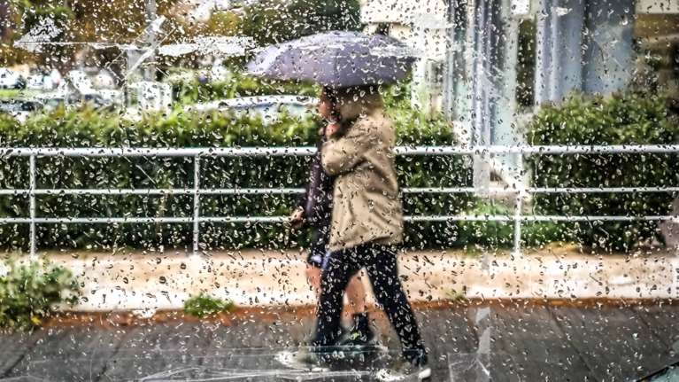 Καιρός: Παραμένει και σήμερα το χειμωνιάτικο σκηνικό με χαμηλές θερμοκρασίες - Πού θα βρέξει
