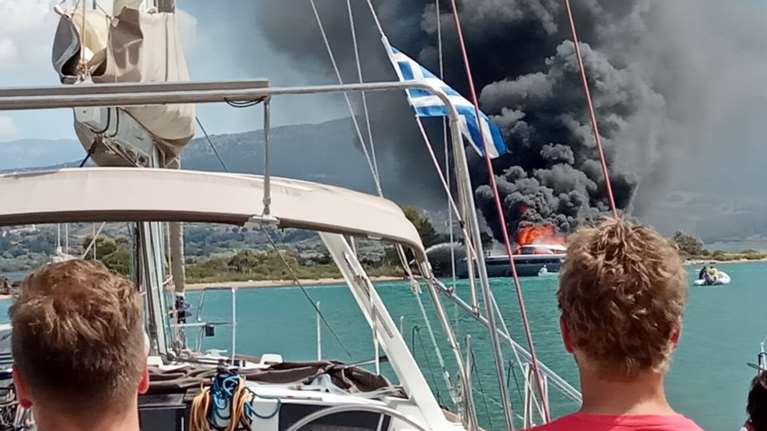 Λευκάδα: Θαλαμηγός τυλίχτηκε στις φλόγες - Μαύρος καπνός σκέπασε το λιμάνι [εικόνες - βίντεο]