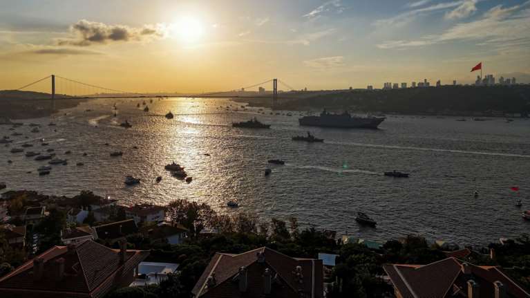 Φιέστα Ερντογάν με... 100 πολεμικά πλοία στον Βόσπορο- Για την επέτειο της Τουρκικής Δημοκρατίας [βίντεο]