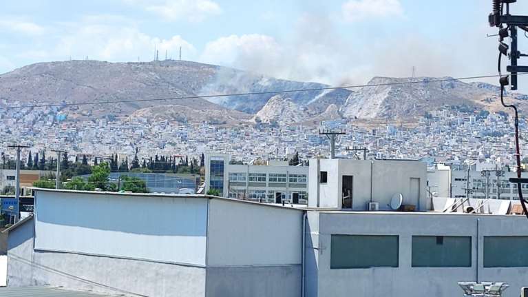 Συναγερμός στην Πυροσβεστική: Φωτιά στο Σχιστό - Κοντά σε κατοικημένη περιοχή