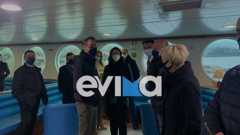 Στο πλοίο από Αρκίτσα για βόρεια Εύβοια ο Κυριάκος Μητσοτάκης [εικόνες]