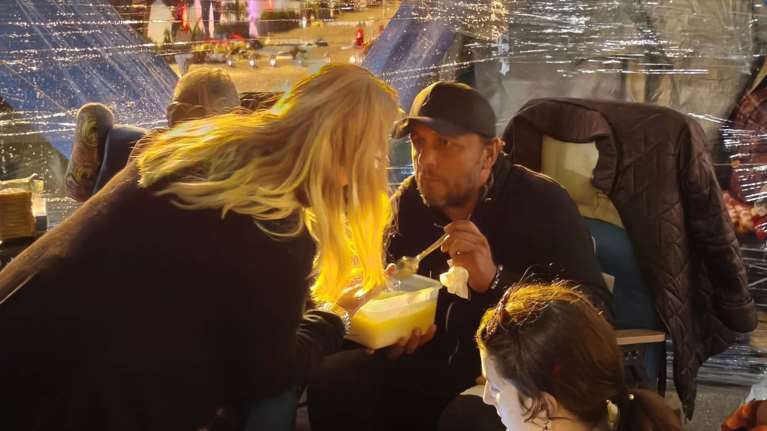 Η στιγμή που ο Πάνος Ρούτσι τρώει την πρώτη μπουκιά μετά την απεργία πείνας - Η φωτό που κάνει τον γύρο του διαδικτύου