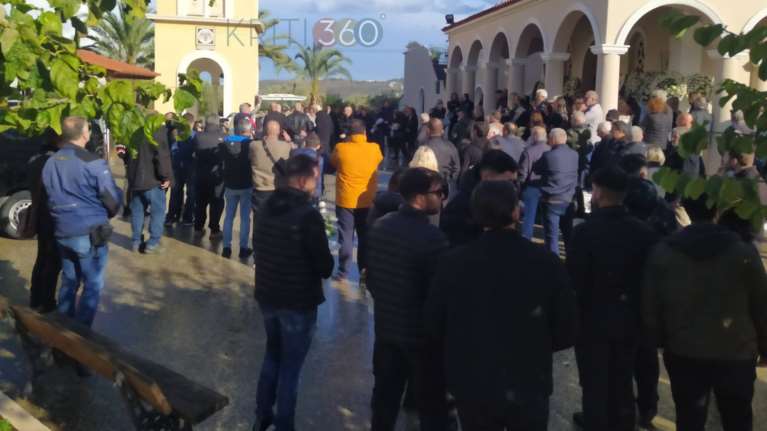 Οργή και πόνος στην κηδεία της 21χρονης Έμμας - Πλήθος κόσμου στο τελευταίο αντίο στα Χανιά [εικόνες - βίντεο]