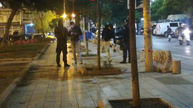 Θεσσαλονίκη: Με ντουντούκα η αστυνομία έδιωξε 300 νέους από μεταμεσονύκτια &quot;μάζωξη&quot; [εικόνες]