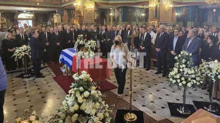 Θλίψη στην κηδεία του δημάρχου Αιγιαλείας: Σκεπασμένο με την ελληνική σημαία το φέρετρο - Ποιοι έδωσαν το παρών [εικόνες]