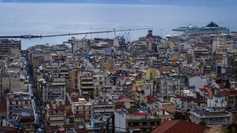 Απίστευτο περιστατικό στην Πάτρα: Ντελιβεράς παρέδωσε τον καφέ σε 35χρονη και άρχισε να αυνανίζεται μπροστά της