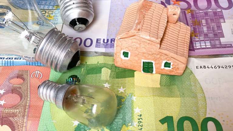 Πώς θα αποφύγουμε την υπερχρέωση στα νέα τιμολόγια ρεύματος - Οδηγός επιβίωσης για τις νέες αλλαγές
