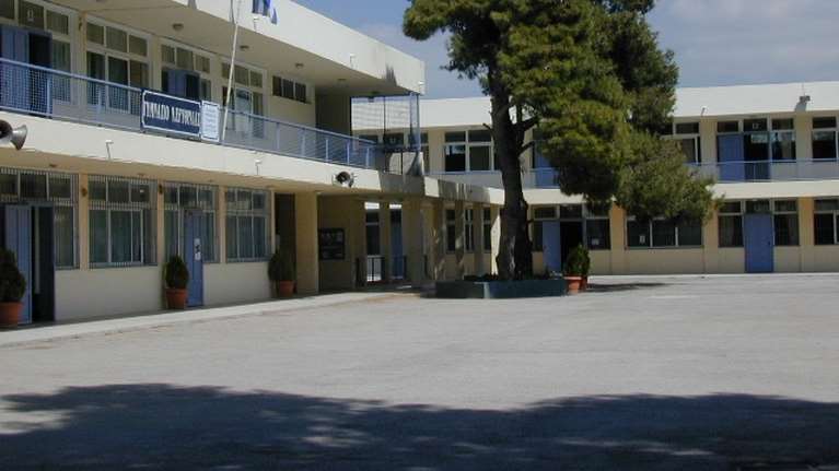 Ν. Ερυθραία: 16χρονα αδέλφια επιτέθηκαν με γροθιές και μαχαίρι σε συμμαθητή τους μέσα στο σχολείο