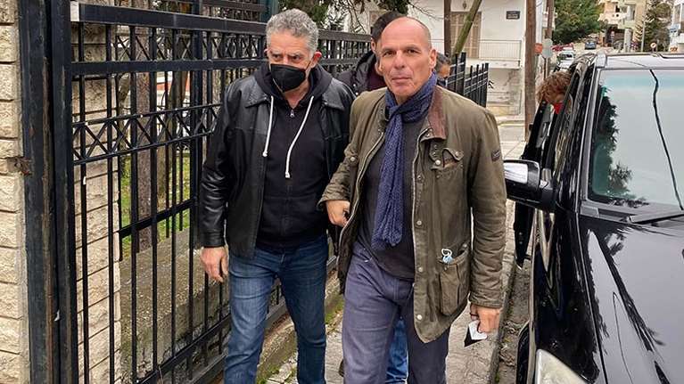 Γιάνης Βαρουφάκης: Με...φουλάρι και τζάκετ βρετανικού στιλ σε περιοδεία στην Κοζάνη [εικόνες]