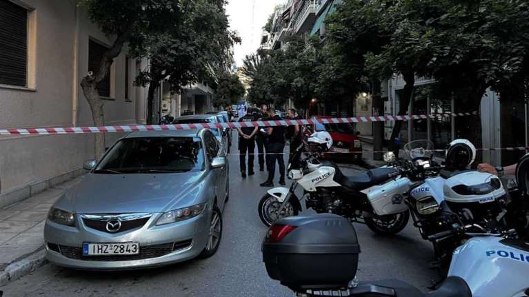 Πυροβολισμοί στην Ομόνοια: Τζιπ "γάζωσε" άνδρα που βρισκόταν σε καφετέρια - Νοσηλεύεται τραυματισμένος