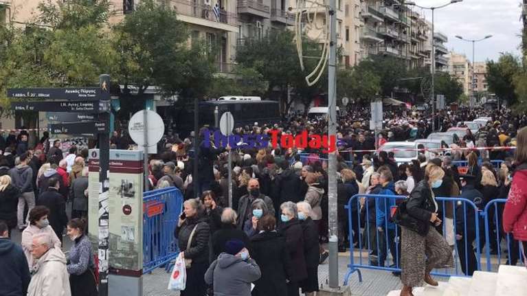 Θεσσαλονίκη: Συνωστισμός εκατοντάδων πιστών χωρίς μάσκες στη λιτανεία του Αγίου Δημητρίου- Επαναλαμβάνεται το 2020 [εικόνες-βίντεο]