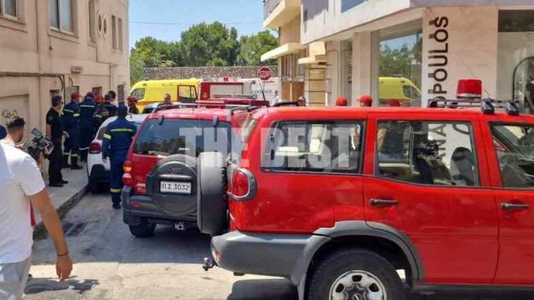 Αναστάτωση στην Πάτρα: Έπεσε οροφή ενοικιαζόμενου δωματίου - Ένας τραυματίας [εικόνες-βίντεο]