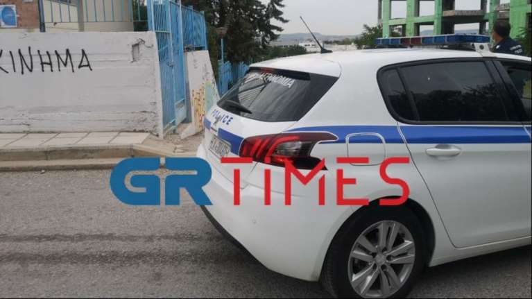 Επεισόδιο στη Θέρμη: Εισβολή αρνητή πατέρα σε δημοτικό σχολείο - Απείλησε εκπαιδευτικούς και έσπρωξε τη διευθύντρια [εικόνες]