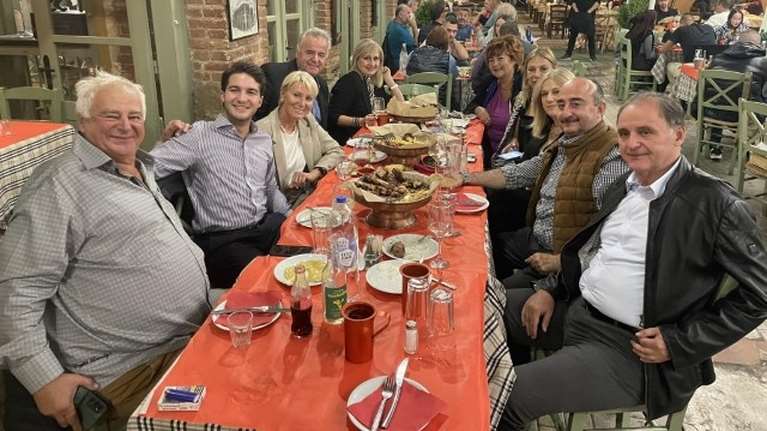 Στα Τρίκαλα η Νατάσα Παζαΐτη μαζί με τον γιο της Αλέξανδρο Καραμανλή - Έφαγαν σε παραδοσιακή ταβέρνα με την παρέα τους