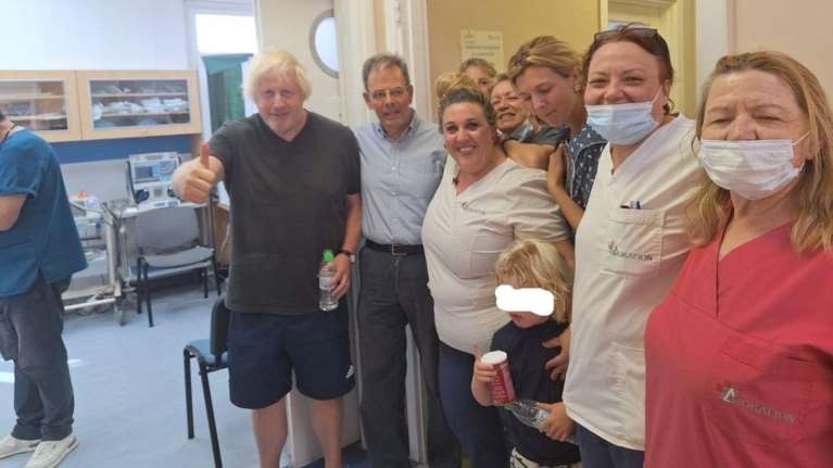 Μπόρις Τζόνσον: Στα επείγοντα του νοσοκομείου Καρύστου με τον γιο του - Ευχαρίστησε το προσωπικό - Τα περαστικά του Άδωνι Γεωργιάδη