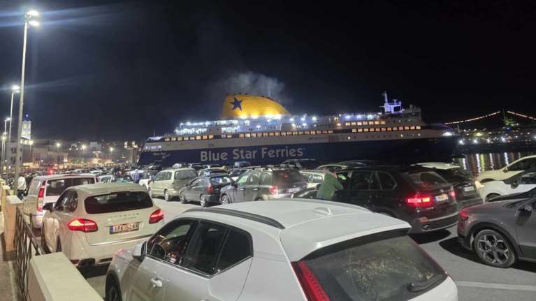 Blue Star Myconos: Τι συνέβη με τους 220 επιβάτες που έκοψαν εισιτήριο για Σύρο αλλά πήγαιναν Πειραιά