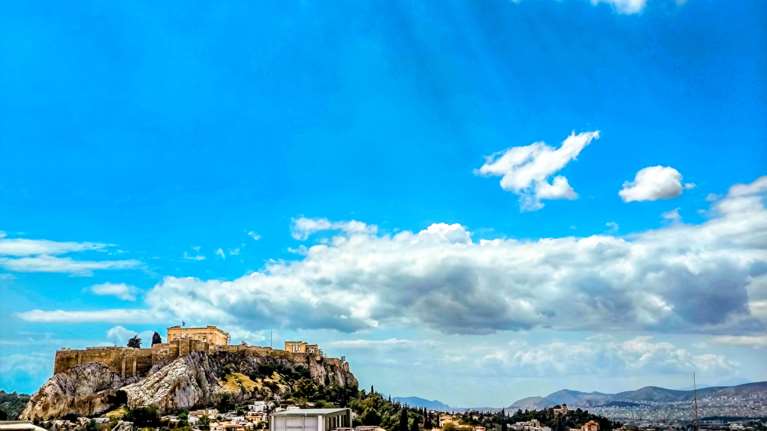 Αίθριος ο καιρός σήμερα: Μικρή πτώση της θερμοκρασίας - Καταιγίδες από τη Δευτέρα