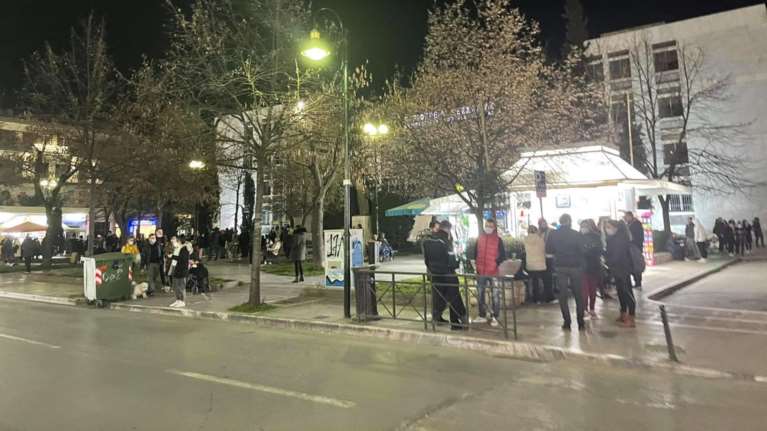 Σεισμός στην Ελασσόνα: Επιχειρεί προληπτικά η ΕΜΑΚ - Σε δρόμους και πλατείες οι κάτοικοι Λάρισας, Βόλου και Τρικάλων [εικόνες-βίντεο]