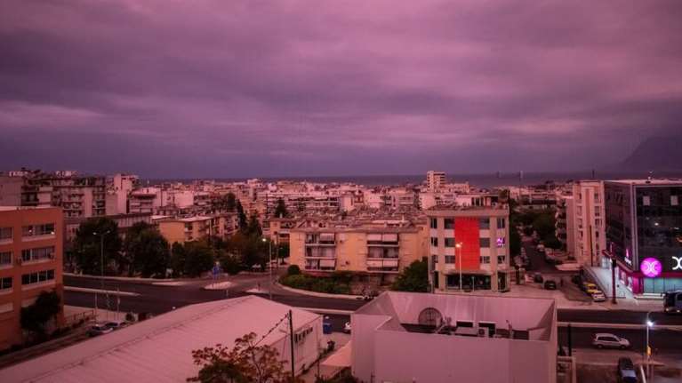 Κακοκαιρία Αθηνά: Με... μωβ ουρανό ξημέρωσε η Πάτρα - Σκηνικό που θυμίζει ταινία