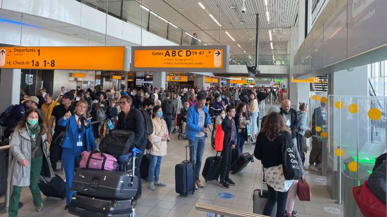 Άμστερνταμ: Γιατί γίνεται χαμός από ταξιδιώτες στο αεροδρόμιο; Ακυρώνονται δεκάδες πτήσεις λόγω κοσμοσυρροής