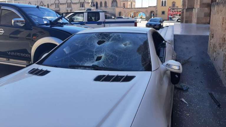 Ρόδος: Το απίστευτο βίντεο με τον υπαστυνόμο που εμβόλισε και διέλυσε με βαριοπούλα τη Mercedes του αστυνομικού διευθυντή