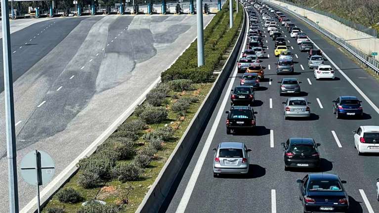 Έπεσαν χώματα στην Αττική Οδό στο ύψος της Μεταμόρφωσης - Μεγάλες καθυστερήσεις και ταλαιπωρία για τους οδηγούς [βίντεο]