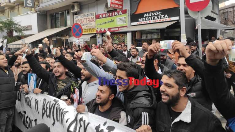 Καίνε 20ευρα οι Ρομά έξω από τα δικαστήρια στη Θεσσαλονίκη [βίντεο]