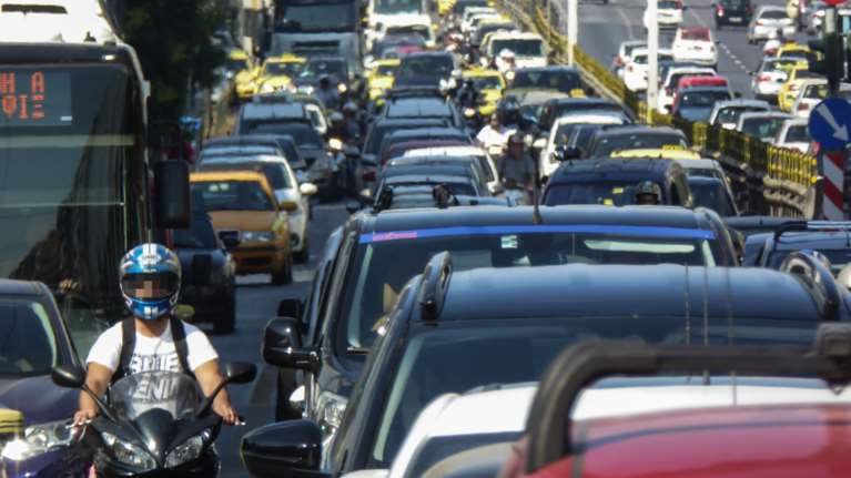 Στο κόκκινο η κίνηση στους δρόμους - Μποτιλιάρισμα χιλιομέτρων στον Κηφισό