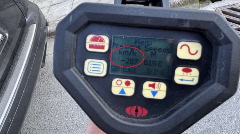 Έκαναν κόντρες στην Περιφερειακή Αιγάλεω με πάνω από 250 χλμ - Χειροπέδες και πρόστιμο σε δύο οδηγούς μετά από καταδίωξη