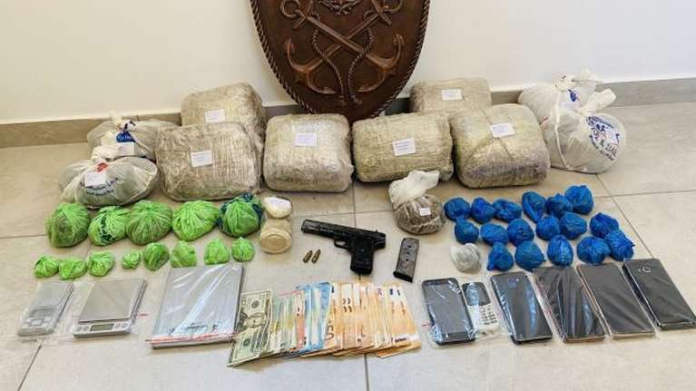 Μύκονος: Ποσότητες ναρκωτικων βρέθηκαν θαμμένες σε σπίτι στη Φτελιά - Πέντε συλλήψεις