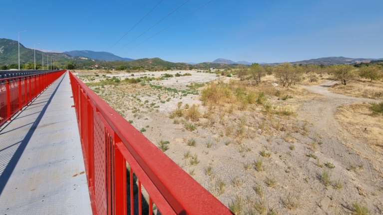 Σοκάρει η εικόνα του Πηνειού: Χωρίς νερό και απέραντη έρημος [εικόνες]