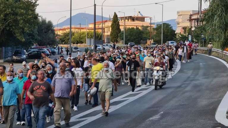 Καμένα Βούρλα: Έκλεισαν την Εθνική εξοργισμένοι κάτοικοι – Διαμαρτύρονται για τη μετεγκατάσταση προσφύγων [εικόνες-βίντεο]