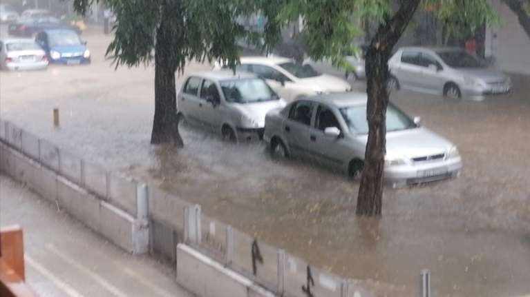 Ξαφνικό &quot;μπουρίνι&quot; στη Θεσσαλονίκη πλημμύρισε δρόμους και καταστήματα - Πήραν τις σκούπες οι καταστηματάρχες [εικόνες, βίντεο]