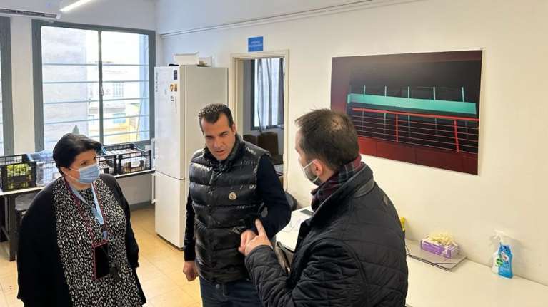 Συνεργεία του ΕΟΔΥ θα μεταφέρουν άστεγους χρήστες ουσιών στο υπνωτήριο του ΟΚΑΝΑ - Επίσκεψη Πλεύρη