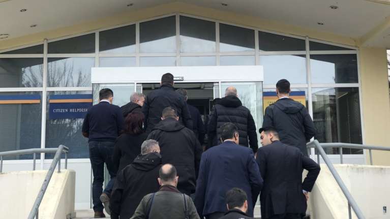 Στο νοσοκομείο Λάρισας ο Μητσοτάκης - Μίλησε με συγγενείς θυμάτων και αγνοουμένων από τα Τέμπη