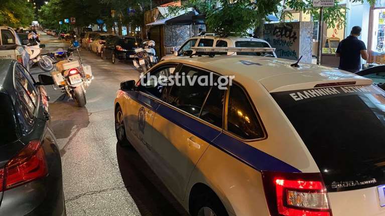 Θεσσαλονίκη: Επιτέθηκε με μαχαίρι μέσα σε ταχυφαγείο - Ένας τραυματίας