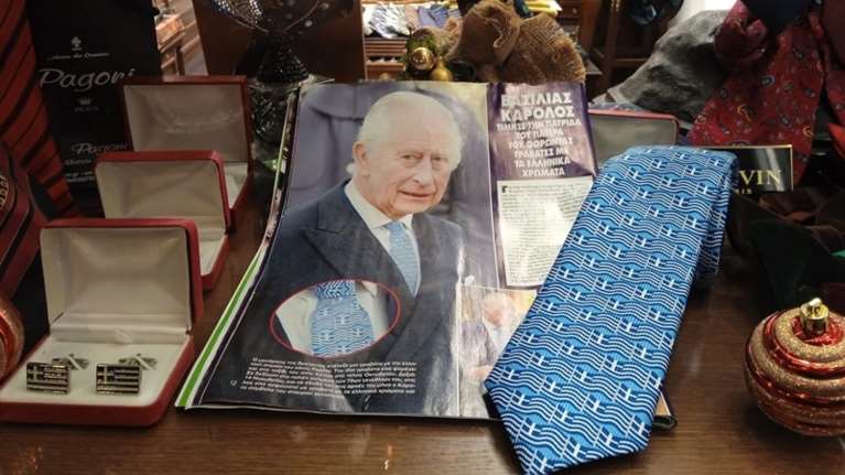 Μαριάννα Παγώνη: Η σχεδιάστρια που εμπνεύστηκε τη γραβάτα του Καρόλου με την ελληνική σημαία - Πώς έφτασε στα χέρια του