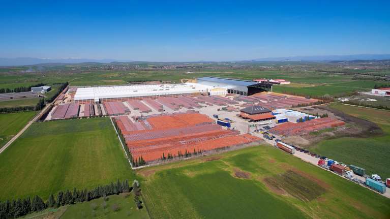 ΚΕΒΕ: Η ελληνική εταιρεία κεραμιδιών από το Κιλκίς που κλείνει τα 90 χρόνια και επεκτείνεται στη Σερβία