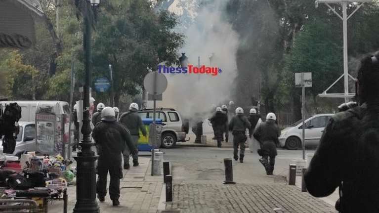 Επεισόδια στη Θεσσαλονίκη μετά τις κινητοποιήσεις για την ακρίβεια - Εσπασαν τζαμαρίες - Τουλάχιστον οκτώ προσαγωγές