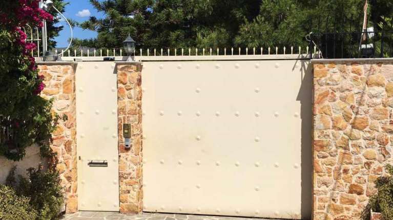 Αυτό είναι το σπίτι-φρούριο του ψευτογιατρού - Στους γείτονες έλεγε ότι είναι... πιλότος [Εικόνες]