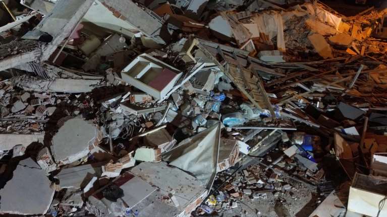 Σεισμός 6,1 Ρίχτερ στην Τουρκία: Ένας νεκρός και 29 τραυματίες από την ισχυρή δόνηση - Τουλάχιστον 16 κτίρια κατέρρευσαν