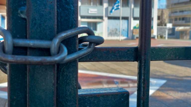 Σοκ σε νηπιαγωγείο στους Αγίους Αναργύρους: Εικοσάχρονος θώπευσε 5χρονο κοριτσάκι μέσα από τα κάγκελα - Δύο συλλήψεις