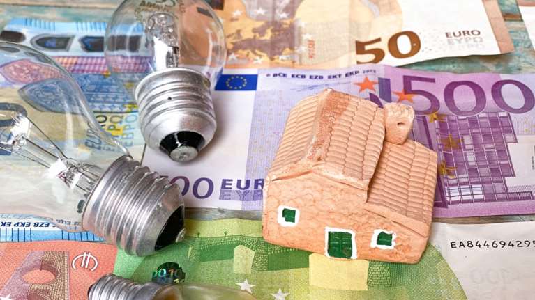 Αντίστροφη μέτρηση για τα χρωματιστά τιμολόγια ρεύματος: Όλα όσα πρέπει να ξέρουν οι καταναλωτές πριν αποφασίσουν