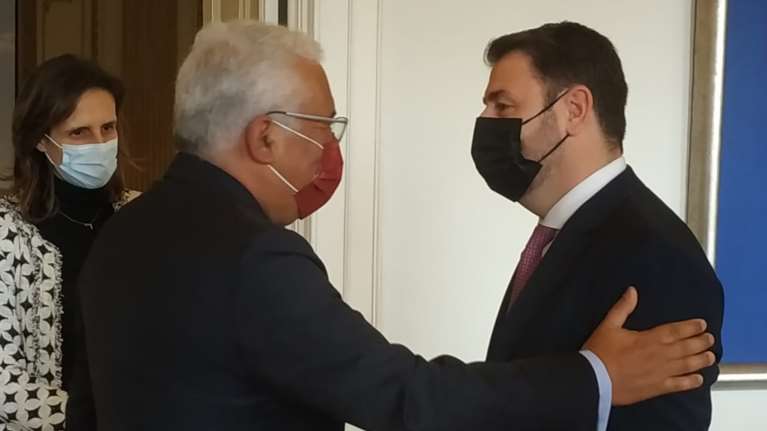 Ο πρωθυπουργός της Πορτογαλίας στο συνέδριο του ΠΑΣΟΚ: Νίκο μου, είναι ώρα να ανατείλει ο πράσινος ήλιος