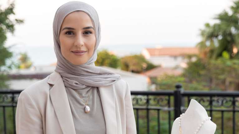 Αφησε το Λονδίνο για μια νέα ζωή στην Καβάλα - Τα κοσμήματά της &quot;ταξιδεύουν&quot; σε όλο τον κόσμο [εικόνες]