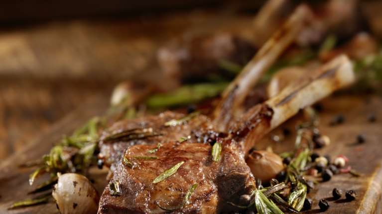 Τσικνοπέμπτη: Συνταγή του Ακη για σούπερ αρνίσια παϊδάκια με σάλτσα μυρωδικών