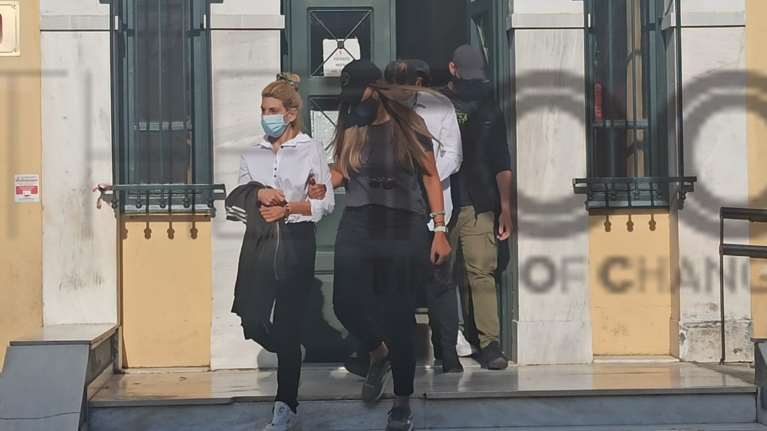 Ελενα Πολυχρονοπούλου: Προφυλακίστηκαν η πρώην παίκτρια του Power of Love και ο σύντροφός της [Εικόνες]